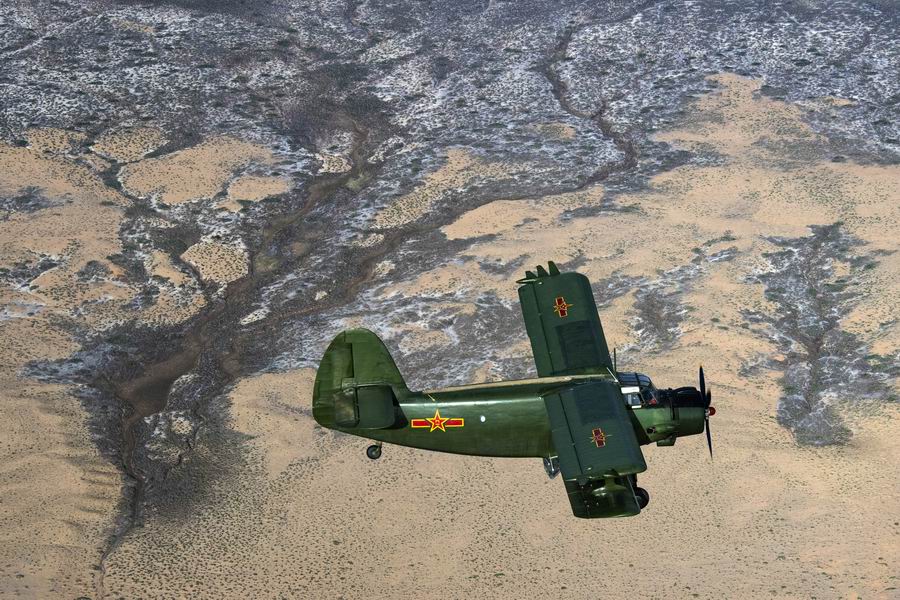 内蒙古阿拉善，空军某运输搜救团一大队飞行员驾驶运-5飞机在腾格里沙漠上空飞播造林。