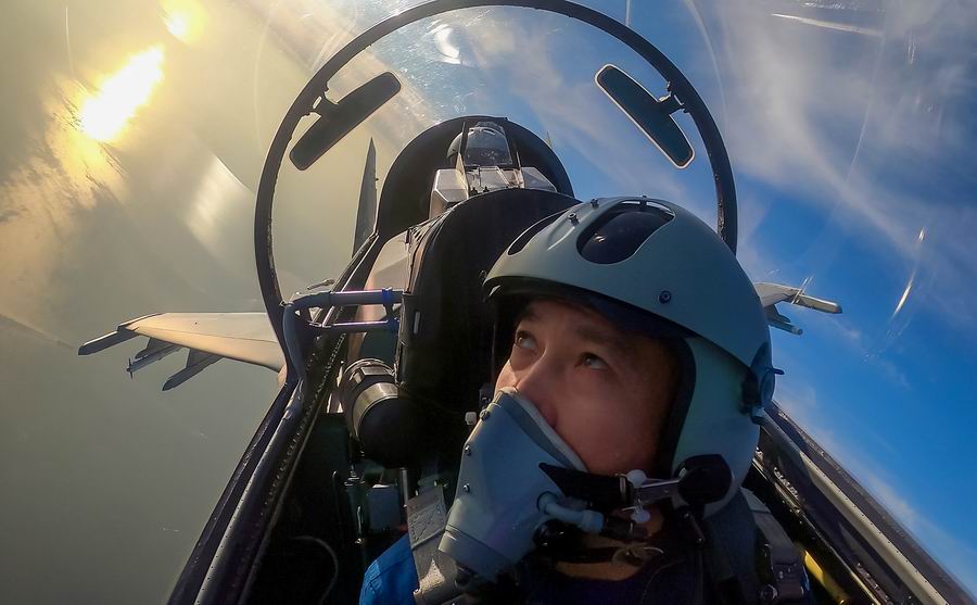 空军航空兵某旅副参谋长姚凯在空中进行对抗空战训练