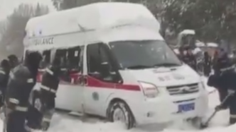 消防员扫雪时救了救护车，网友：119雪中救了120