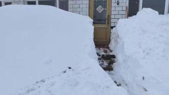 内蒙古通辽：积雪深度将近两米，市民翻窗除雪才能开门