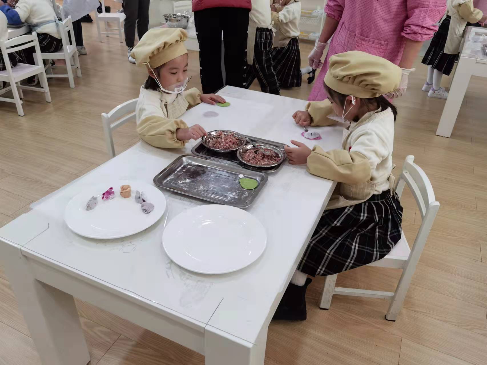 孩子们一起制作适合“立冬”食用的“五彩饺子”。