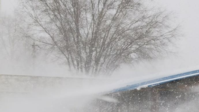 内蒙古通辽遭强降雪，乡镇居民：积雪高度近1米，深至大腿