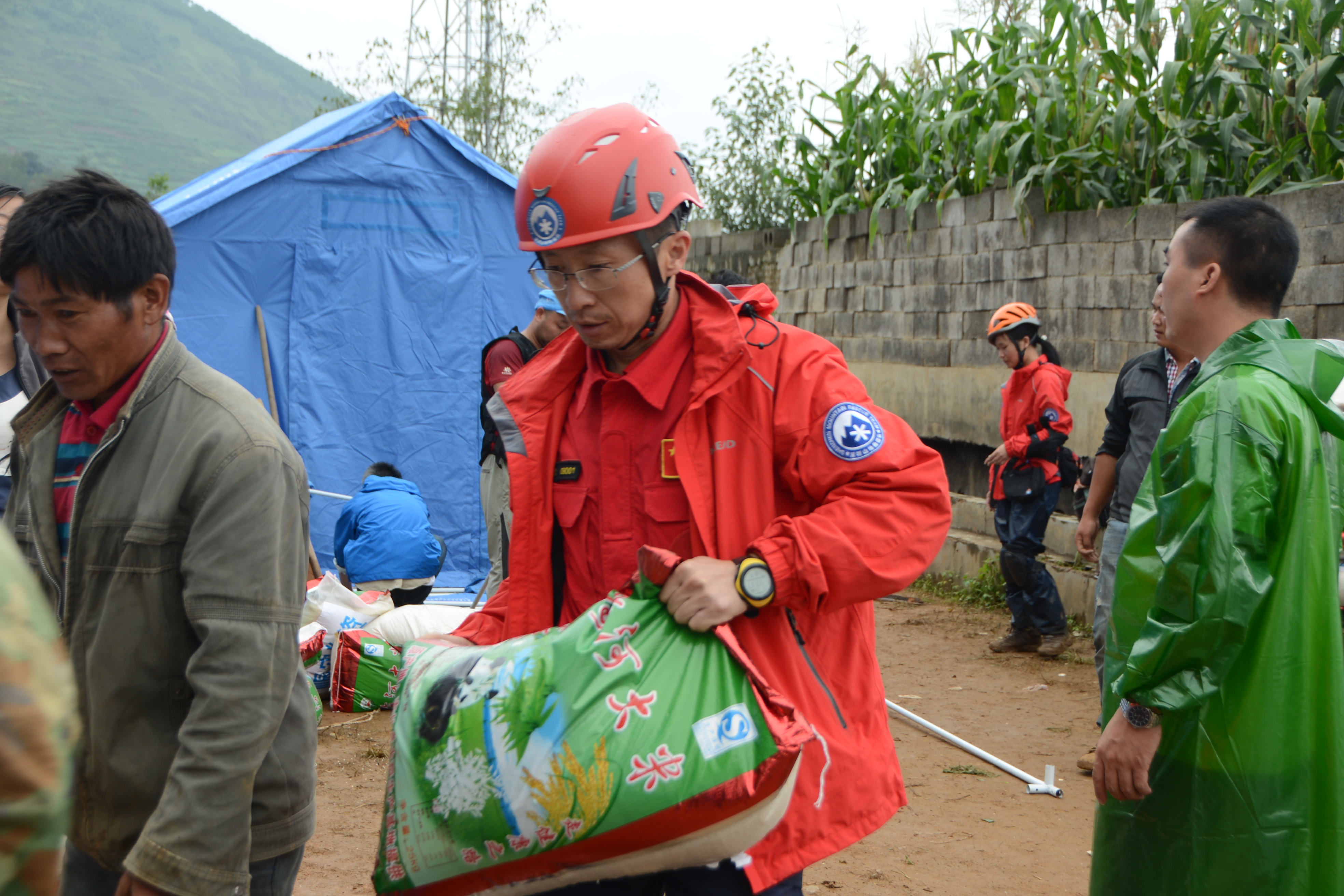 2014年鲁甸地震,石欣在灾区帮助发放物资