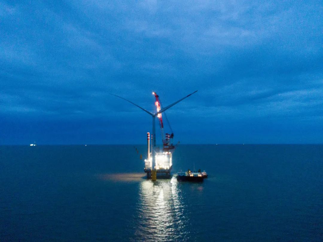 中国首个柔性直流海上风电项目首批机组正式并网发电