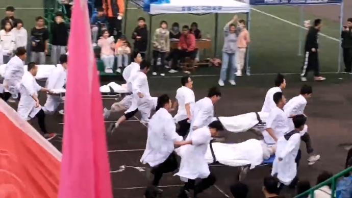 医学生特有的比赛项目!四人一组抬担架“极速救援”