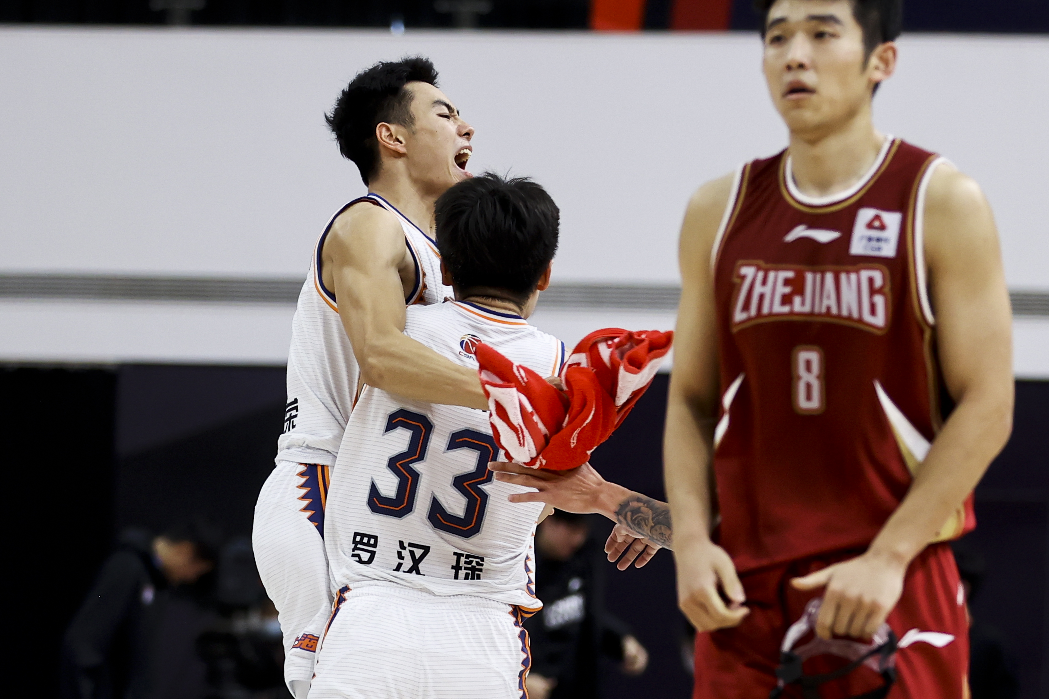 上海男籃球員慶祝勝利。