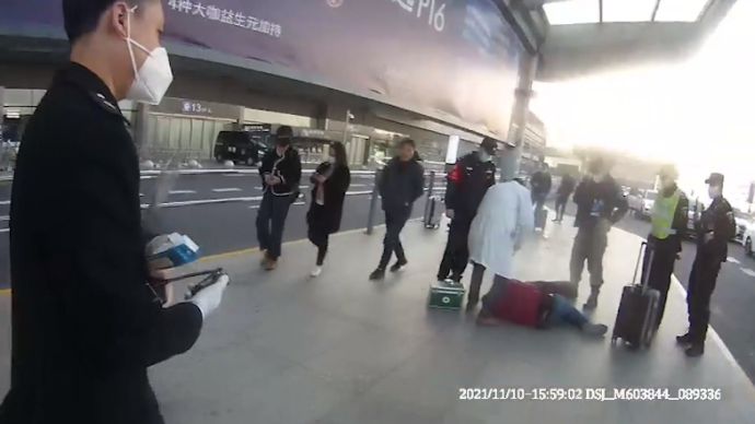 上海一男子豪饮两斤白酒醉倒车站，铁路民警及时相助