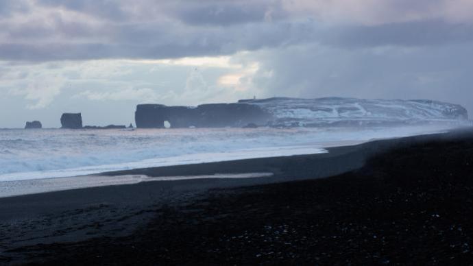 冰岛警方：一名中国年轻女子在黑沙滩遭海浪卷走身亡