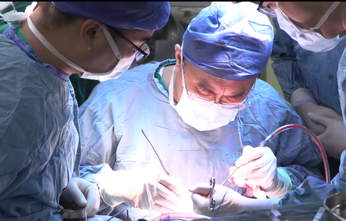 马杰教授带领手术团队展开手术。