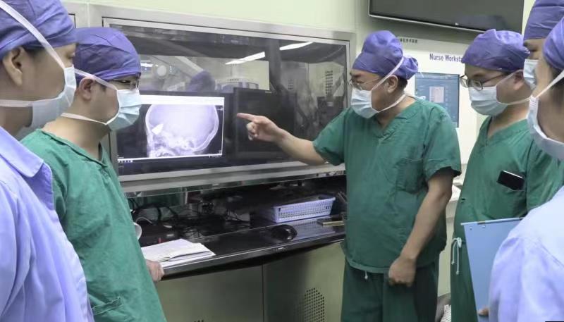 教授马杰与团队成员讨论制定手术方案。 本文图片均为上海新华医院 供图