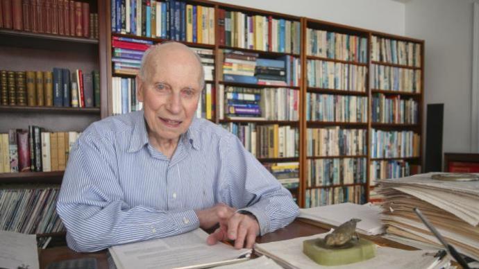 89岁终圆梦，美国一退休医学教授喜获物理学博士学位