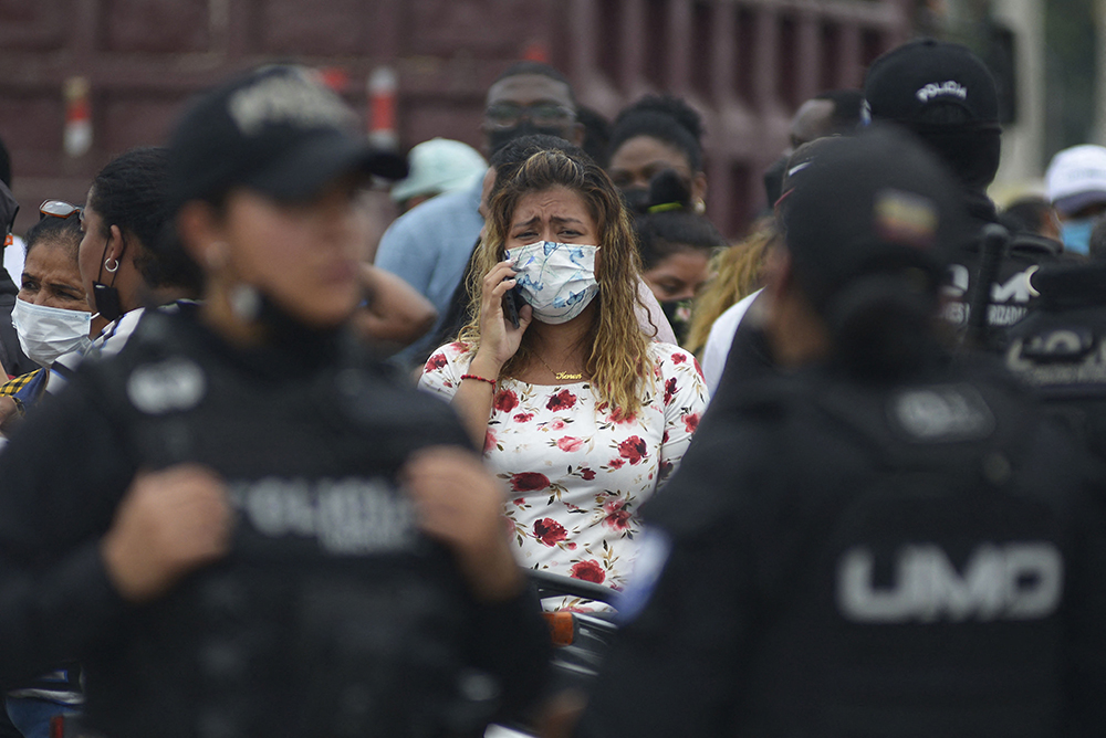 当地时间2021年11月13日，厄瓜多尔西部瓜亚斯省首府瓜亚基尔，嫌犯亲人在等待消息。该国西部瓜亚斯省首府瓜亚基尔一所监狱12日晚发生的监狱暴乱已造成68名犯人死亡、25人受伤。