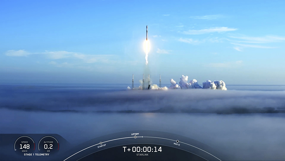 当地时间2021年11月13日，美国佛罗里达州，SpaceX 公司发射猎鹰 9 号火箭，将53 颗 Starlink 星链卫星送上太空。