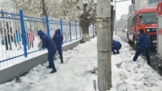 一场冰雪奇缘！消防员与小学生隔着栅栏打雪仗