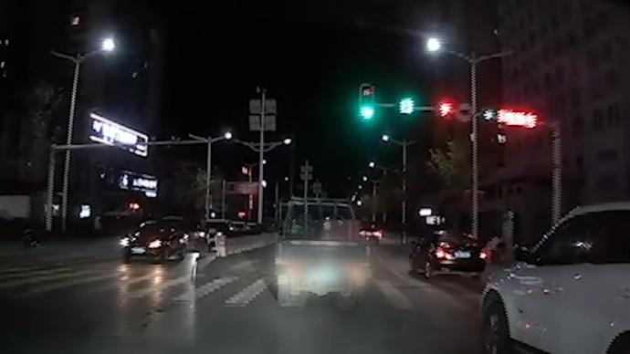 兩名“路怒癥”司機斗氣別車致追尾,交警:各罰兩百元
