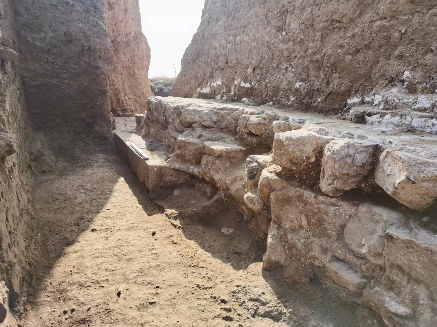 "通过考古挖掘我们发现,这个敌台是先修的,它旁边的城墙是后修的.