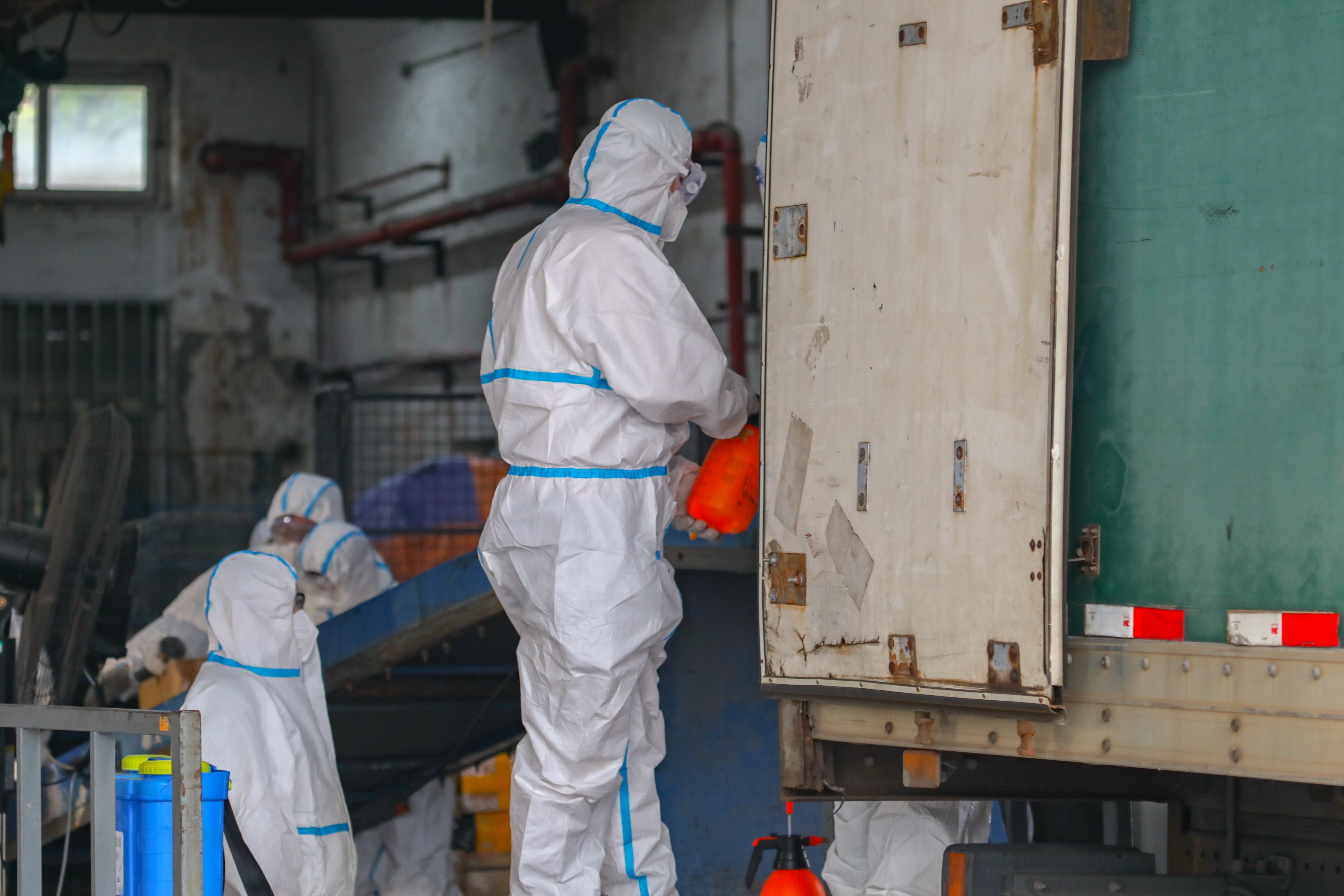 目前,进口快递从抵达上海到运送投递,需经过喷洒消毒,静置隔离等多道