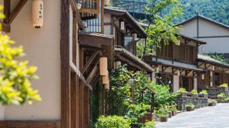 880名游客因疫情滞留江西铅山葛仙村景区，今天陆续返程