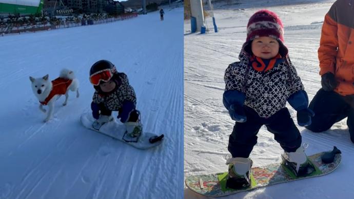 11个月大萌娃踩单板滑雪，妈妈：她不会走路，第一次滑雪