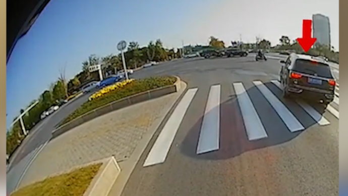 小車誤以為消防車出警闖紅燈讓道,揚州消防:扣分算我的