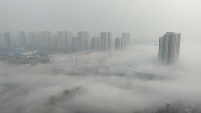 北京大雾天气:城市建筑被笼罩若隐若现
