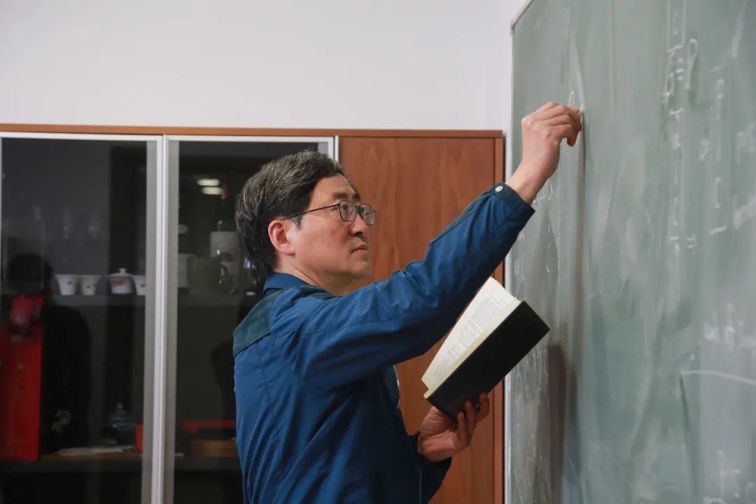 李骏 复旦大学供图数学,常常研究的是全新方向的问题,需要等待灵感的