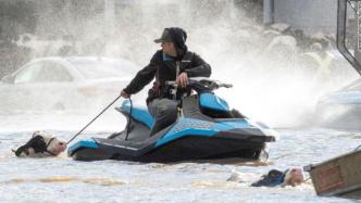 加拿大遭遇500年一遇洪灾，农民骑摩托艇救奶牛