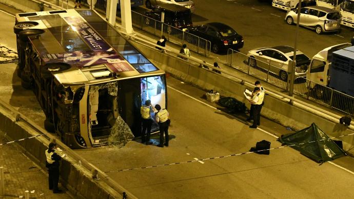 香港大围发生巴士侧翻致1死11伤