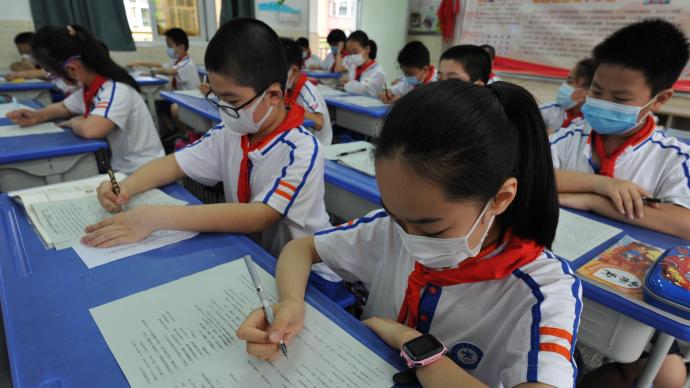 上海长宁教育局回应学生问卷涉不适话题：已停止，将跟进调查