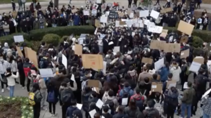 遇害留学生追思会举行，母亲：喷了儿子刚送的香水，希望他能闻到