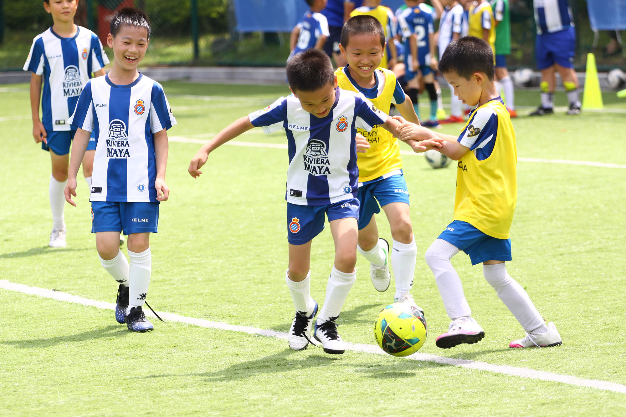 踢足球的小男孩图片素材-编号10311683-图行天下
