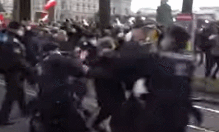 維也納街頭警方與示威者混戰