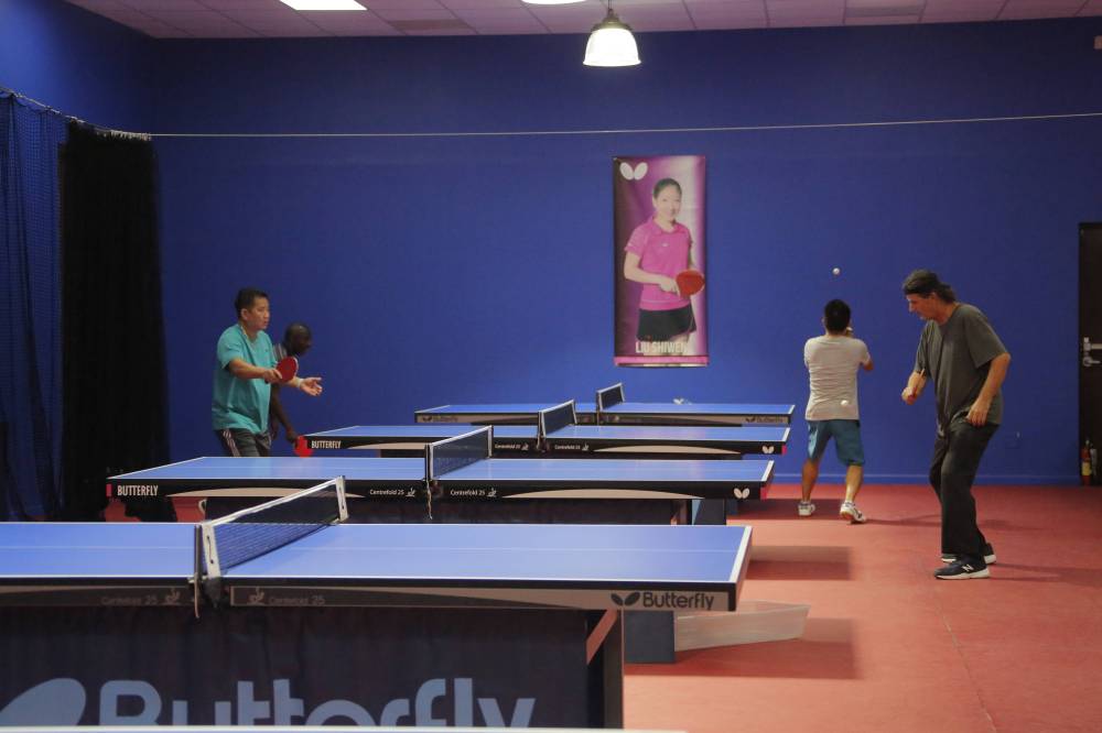 11月13日，在美国得克萨斯州休斯敦一家乒乓球馆，当地乒乓球爱好者正在打球。新华社发（劳承跃摄）