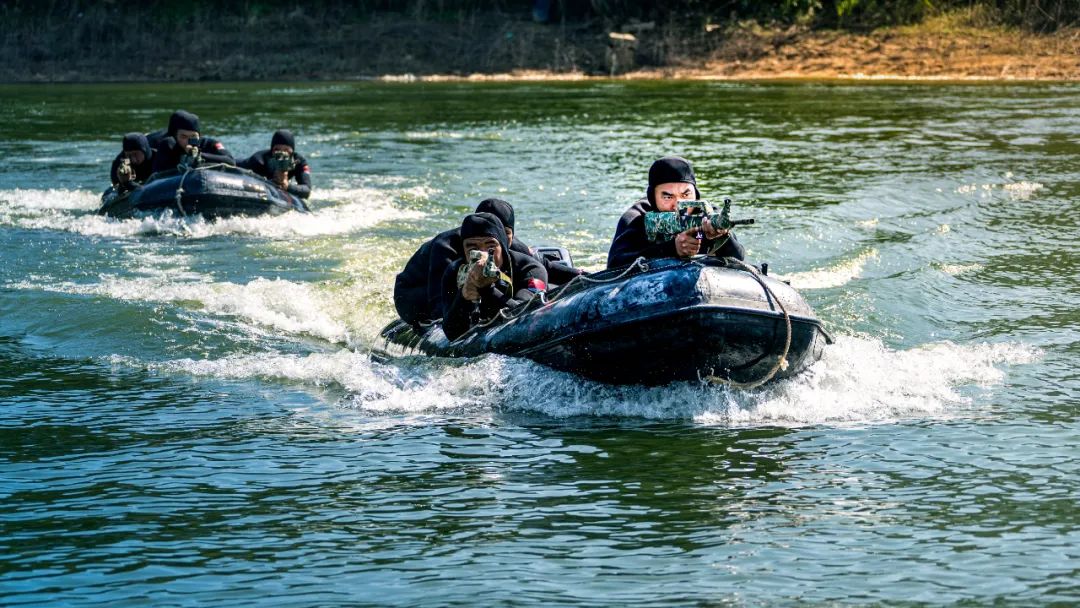 舟艇运送蛙人至预定水域