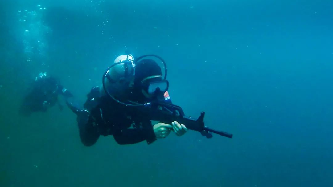 蛙人水下编队渗透