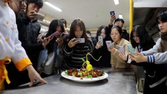 外地学生未吃过淮扬菜，江苏一高校教授为他们烹制十道经典菜