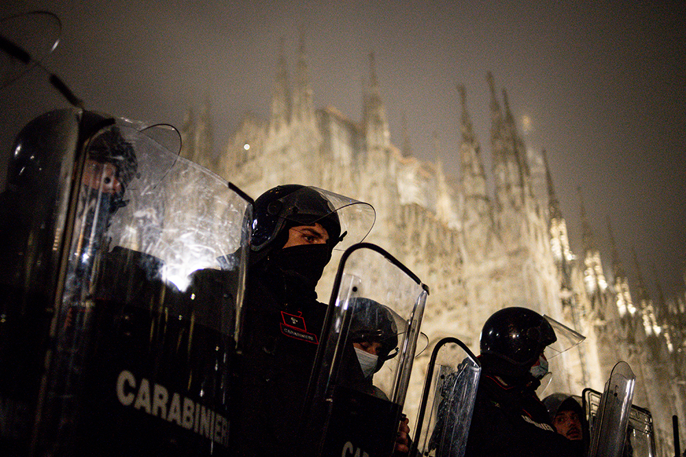 当地时间2021年11月20日，意大利北部城市米兰爆发了大规模反新冠防疫示威游行，抗议者与警方对峙，警方封锁广场后驱散人群。