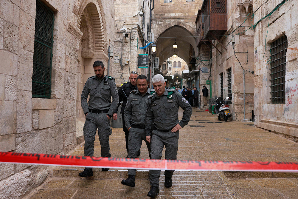 当地时间2021年11月21日，耶路撒冷老城阿克萨清真寺发生持枪袭击事件。一人持冲锋枪向平民射击，致死1名平民。以色列警方赶到后将袭击者击毙。
