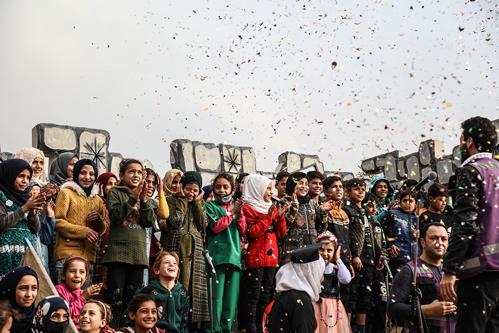 当地时间2021年11月20日，叙利亚伊德利卜省，为庆祝世界儿童日，当地为居住在平民营地的叙利亚儿童组织了一场戏剧表演。