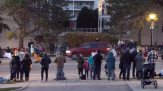 美国威斯康星州发生汽车冲撞人群恶性事件，已致1死20余伤