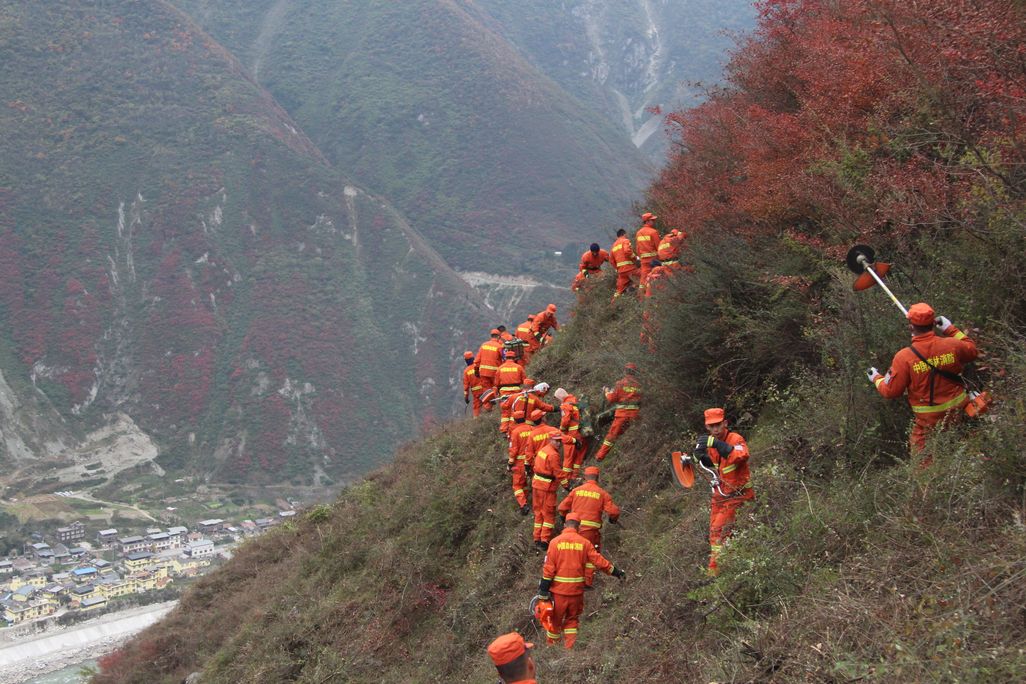 四川森林消防进山防火在高原高山架设水泵管线开设隔离带