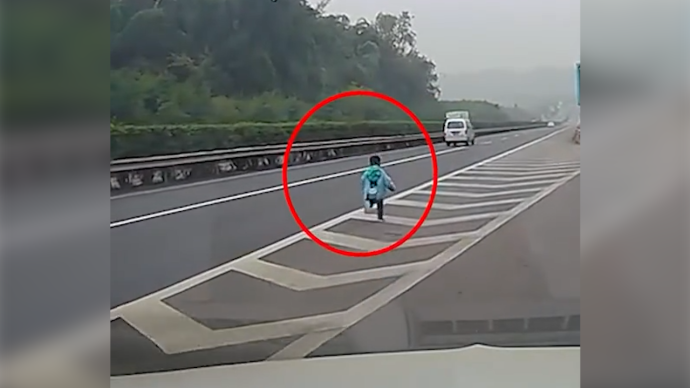 2歲男童誤入高速公路閑逛,路過車主救助