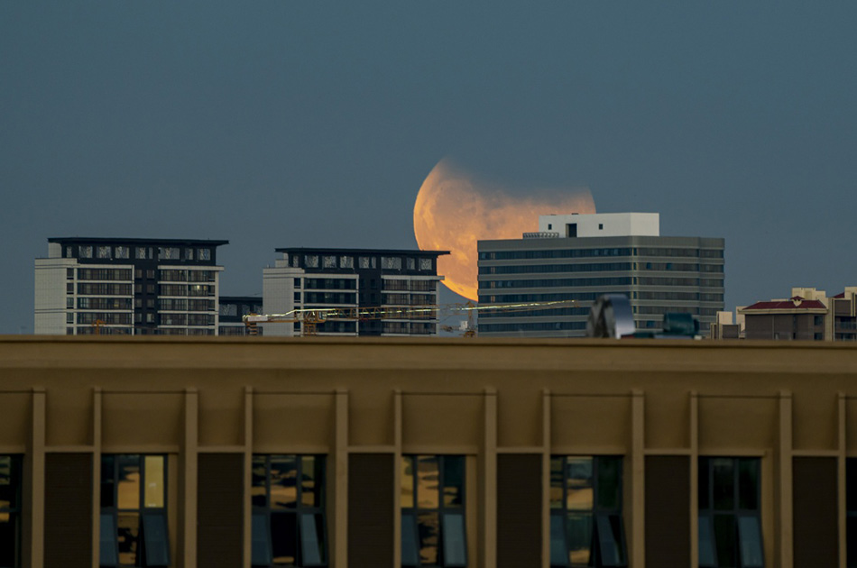 2021年11月19日，昆明市拍摄的月食景象。一场月偏食在夜空上演，本次月偏食食分较大，达到0.978，非常接近月全食。江文耀/新华社 图