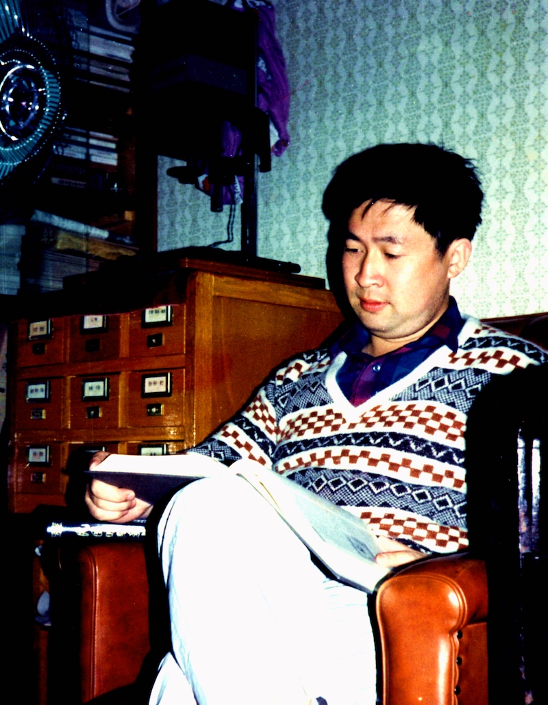 1989年10月在家看书，左侧是卡片箱和放大机