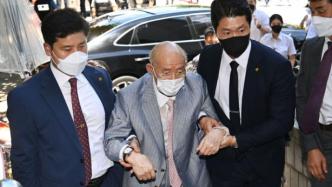 韩前总统全斗焕去世：曾获死刑还被抄家，90岁被人搀扶出庭