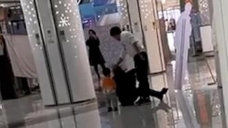 男子当小孩面拳击坐地女子，商场回应双方关系不明