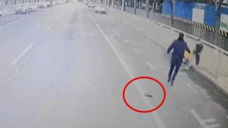 两名儿童横穿马路捡足球，公交司机飞奔保护跑掉鞋子