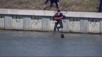 轻生女孩转身跳入河中，民警跟着跳水抓她衣服游往岸边
