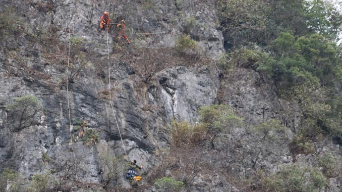 男子寻无人机被困悬崖，消防员吊索营救