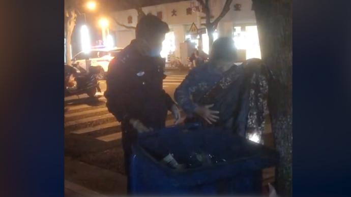 环卫老人衣服和钱丢失，民警连翻8个垃圾桶帮找回